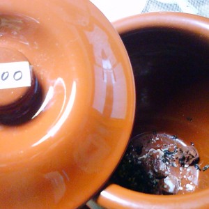 １号館に　２００１と２００２の二甕あり